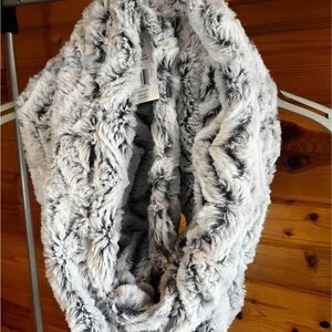 NWT🏷️! SOFT Faux fur infinity scarfs (black, gray, chevron and browns)